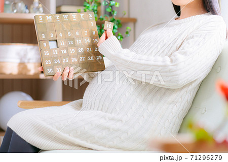 カレンダーを見る妊婦　 71296279