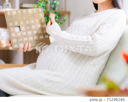 カレンダーを見る妊婦 4:3 カレンダーを見る妊婦 4:3 71296280