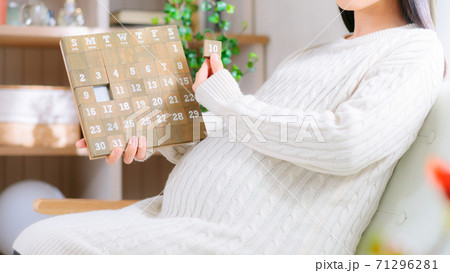カレンダーを見る妊婦 16:9 カレンダーを見る妊婦 16:9 71296281