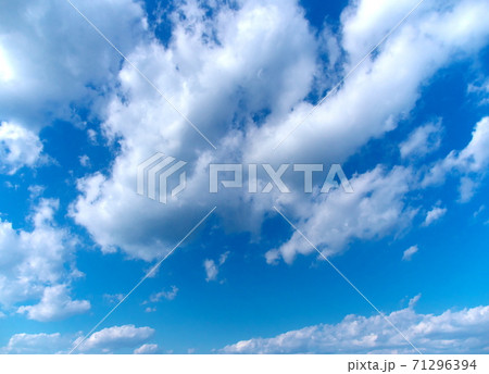 きれいに透きとおった青空 きれいに透きとおった青空 71296394