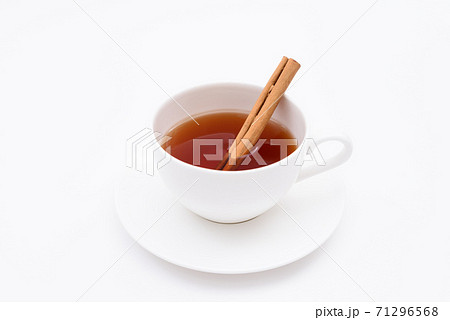 ティーカップに淹れた紅茶とシナモンスティック　白バック 71296568