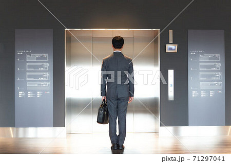 エレベーターを待つスーツの男性 71297041