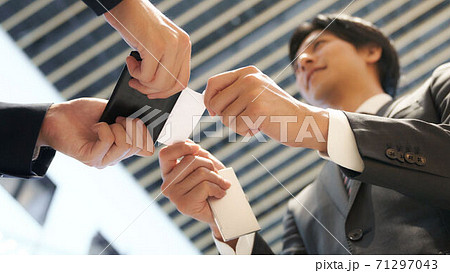 名刺交換をするビジネスマン 71297043
