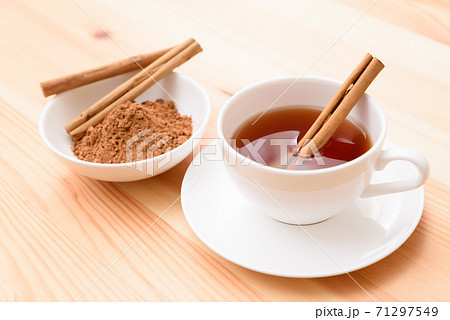 テーブルの上の紅茶とシナモン テーブルの上の紅茶とシナモン 71297549