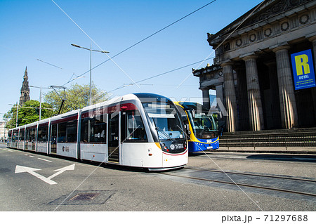 快晴の空の下 エジンバラの街並みを通る路面電車歴史的な建物 快晴の空の下 エジンバラの街並みを通る路面電車歴史的な建物 71297688