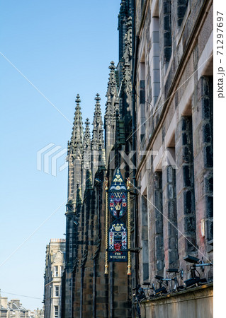 スコットランドエジンバラの街並み　歴史的な石造りの建物 71297697