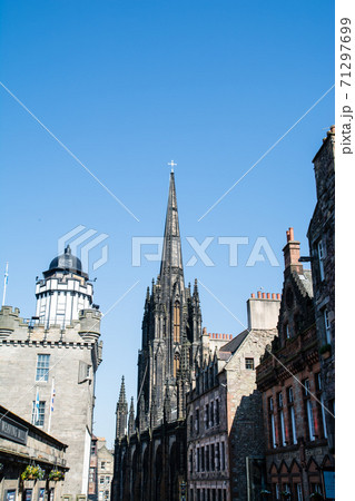 スコットランドエジンバラの街並み　歴史的な石造りの建物 71297699