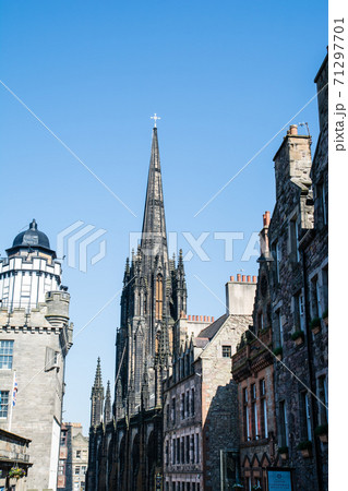 スコットランドエジンバラの街並み　歴史的な石造りの建物 71297701