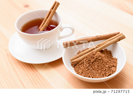 テーブルの上のシナモンと紅茶 71297715