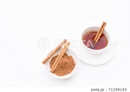 ティーカップに淹れた紅茶とシナモン　白バック 71299193