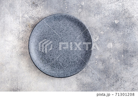 Empty vintage plate on concrete 71301208