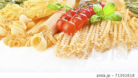 Pasta with fresh tomatoes, basil and olive oil on light shabby rustic background, top view, border Pasta with fresh tomatoes, basil and olive oil on light shabby rustic background, top view, border 71301618