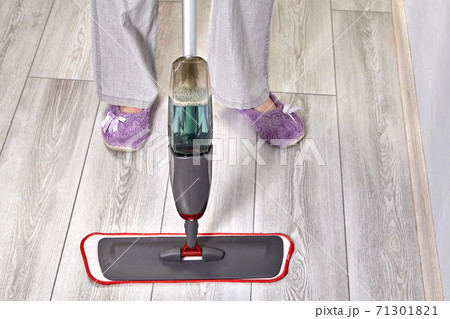 Flat mop with trigger spray water spraying for wooden floor. 71301821
