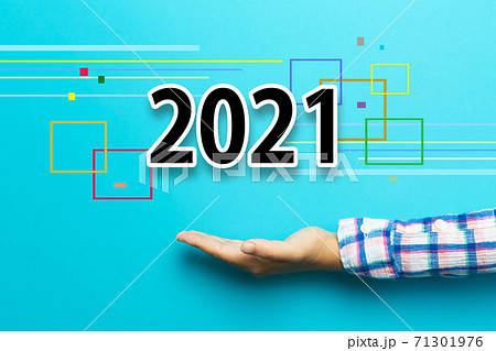 2021 concept with hand 71301976