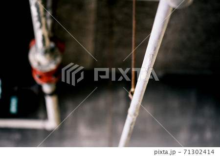 むき出しの天井の配管の写真素材 むき出しの天井の配管の写真素材