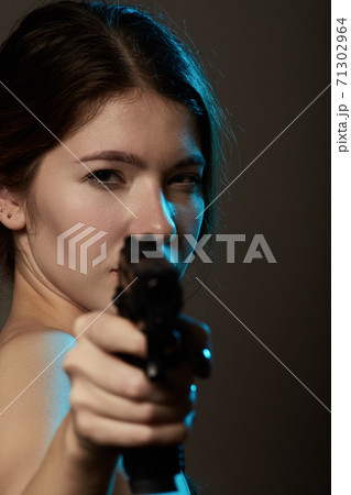 woman with gun 71302964