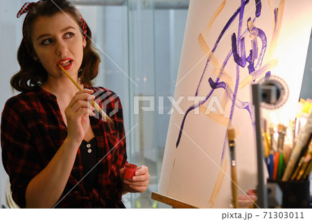 young woman artist 71303011