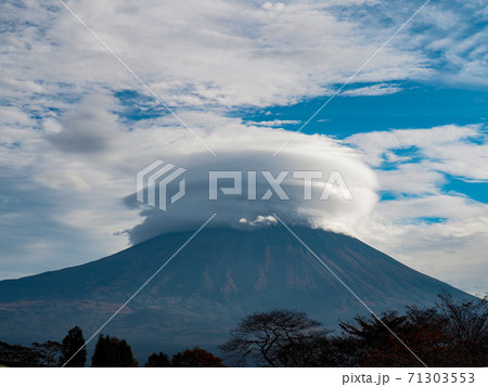 富士山にかかる笠雲 71303553