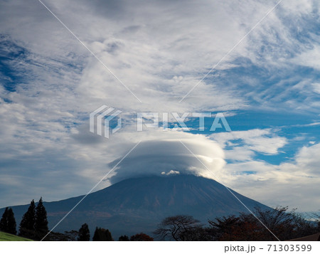 富士山にかかる笠雲 富士山にかかる笠雲 71303599