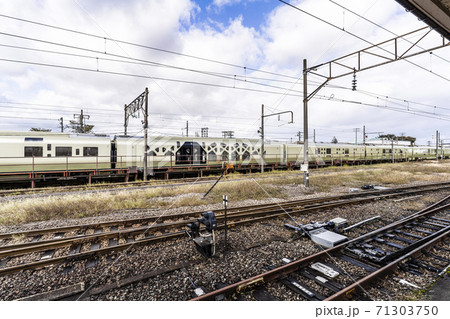 会津若松駅に停車中のTRAIN SUITE四季鳥 71303750