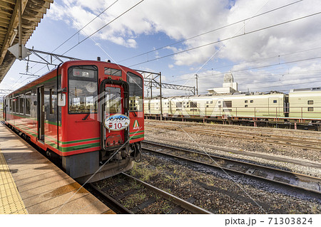 会津若松駅に停車中のAT-700型気動車と四季鳥 71303824