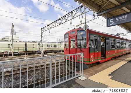 会津若松駅に停車中のAT-700型気動車と四季鳥 71303827