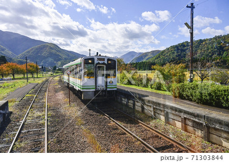 会津鉄道・芦ノ牧温泉駅に到着するAT550型気動車 会津鉄道・芦ノ牧温泉駅に到着するAT550型気動車 71303844