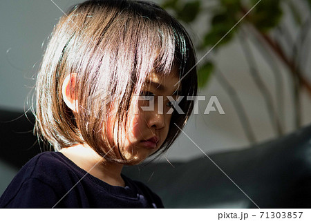 悩み事がありそうな女の子 悩み事がありそうな女の子 71303857