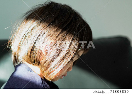 悩み事がありそうな女の子 悩み事がありそうな女の子 71303859