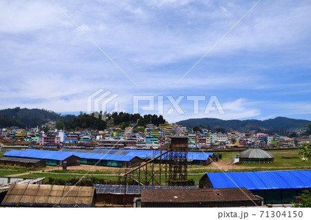インドのニルギリ山岳鉄道のウダカマンダラムの町 インドのニルギリ山岳鉄道のウダカマンダラムの町 71304150