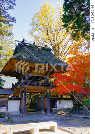 紅葉の由布院佛山寺 71304544