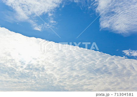 秋の空のうろこ雲 71304581