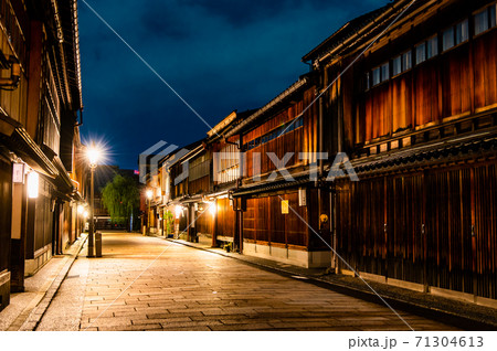 石川県金沢市　ひがし茶屋街の夜景 71304613
