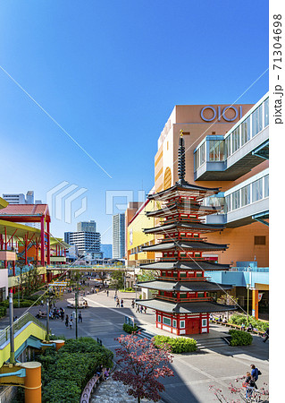 【神奈川県】海老名駅前に広がるビナウォークの街並み 71304698