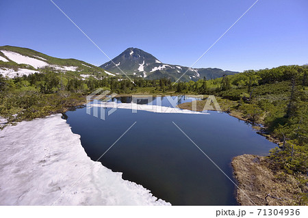 空から見る初夏の羅臼湖（北海道・知床） 71304936