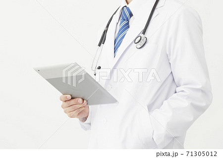 ポケットに手を入れる医師の写真素材