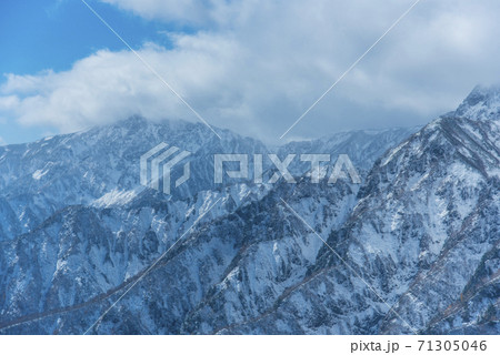 初雪の白馬連峰 71305046