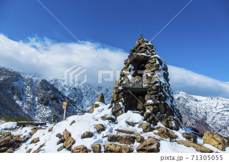 初雪の白馬五竜地蔵ケルン 71305055