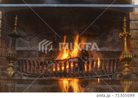 揺らめく暖炉の炎 71305099