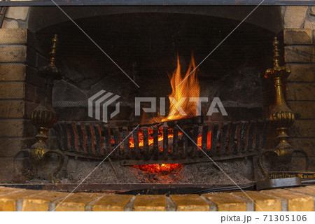 揺らめく暖炉の炎 71305106