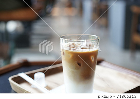 カフェでほっと一息 71305215