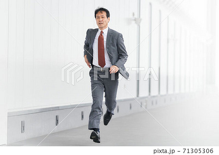 全力で走るシニアビジネスマン 71305306
