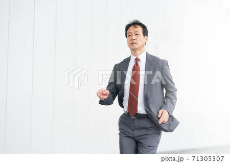 全力で走るシニアビジネスマン 71305307