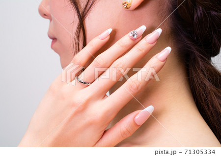 フレンチネイルの女性 フレンチネイルの女性 71305334