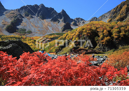 秋晴れの涸沢小屋と紅葉 秋晴れの涸沢小屋と紅葉 71305359