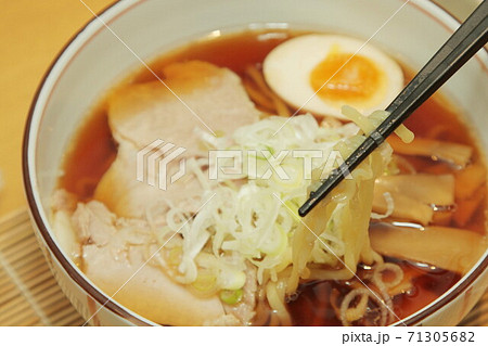 醤油ラーメン 醤油ラーメン 71305682