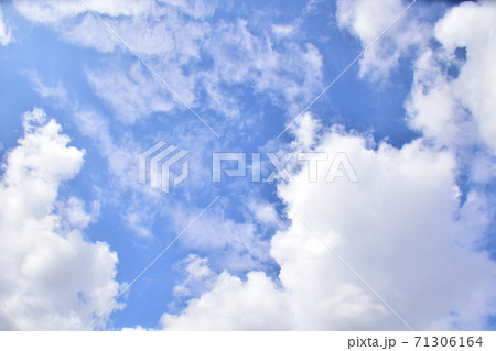 青空と涌き雲の風景 大空流れる白い涌き雲 青空と涌き雲の風景 大空流れる白い涌き雲 71306164