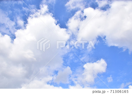 青空と涌き雲の風景　　大空流れる白い涌き雲 71306165