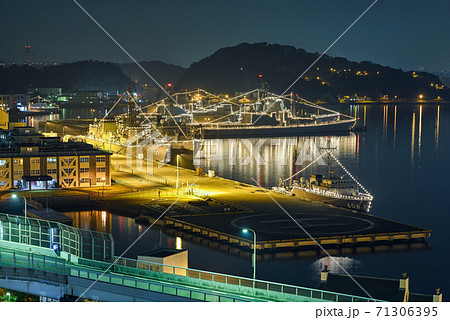 横須賀港の夜景【電灯艦飾】高台から俯瞰 71306395