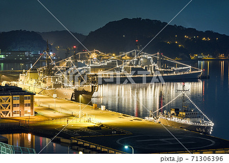 横須賀港の夜景【電灯艦飾】高台から俯瞰 71306396